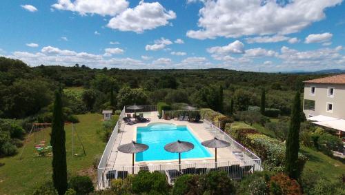 een luchtzicht op een villa met een zwembad bij Hotel Restaurant Le Gardon - Pont du Gard in Collias