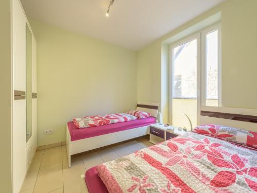 ein Schlafzimmer mit zwei Betten und einem Fenster in der Unterkunft Meeresrauschen in Ostseebad Koserow