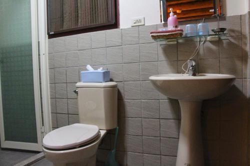 a bathroom with a toilet and a sink at No. 86 Homestay of Shuitou in Jincheng