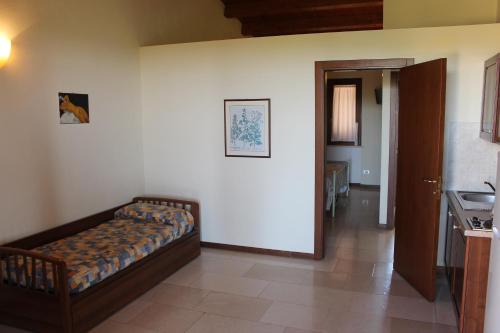 une chambre avec un lit installé sur un mur dans l'établissement Agriturismo L'Assiolo, à Miglionico