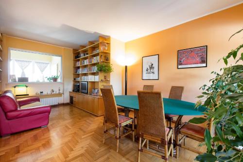 sala de estar con mesa y sillas en Appartamento 160 mq, en Milán