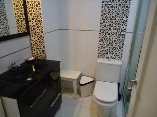 małą łazienkę z toaletą i umywalką w obiekcie Apartamento Thebussem w mieście Medina Sidonia
