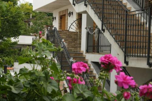 a stairway with pink flowers in front of a house at Il Vecchio Mulino in Brecciarola