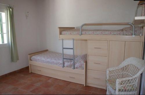 سرير بطابقين أو أسرّة بطابقين في غرفة في Villa Macarena menorca