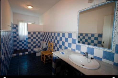 サント・トマスにあるVilla Macarena menorcaのバスルーム(洗面台、トイレ付)