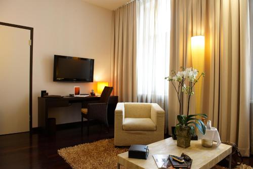a living room filled with furniture and a tv at MyPlace - Premium Apartments City Centre in Vienna