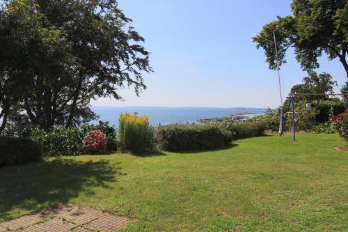a garden with the ocean in the background at Ferienwohnung Seerose mit Terrasse in Sassnitz