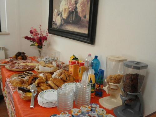 een tafel met daarop een buffet met eten bij Agriturismo VILLA MOZART nel verde in Gubbio
