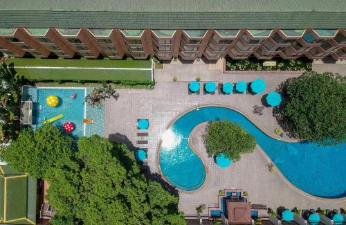 een uitzicht over het zwembad van een resort bij The Bayview Hotel Pattaya in Pattaya