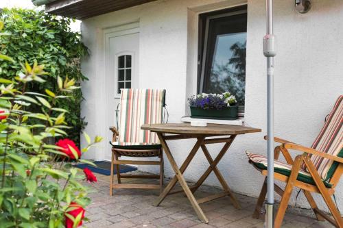 einen Tisch und zwei Stühle auf einer Terrasse in der Unterkunft Ferienwohnungen in ruhiger Ortsran in Lauterbach