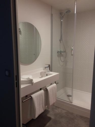 a bathroom with a sink and a shower and a mirror at ibis Styles Chalons en Champagne Centre in Chalons en Champagne