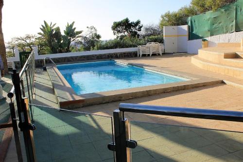 una piscina con rampa y valla en Bello Horizonte, en San Agustín