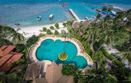 ein Luftblick auf ein Resort mit Pool und Strand in der Unterkunft Marissa Hotel in Haad Rin