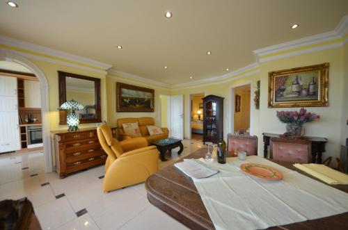 sala de estar amplia con sofá y mesa en Reet Hausteile Sonnenkliff und Kamp, en Gager