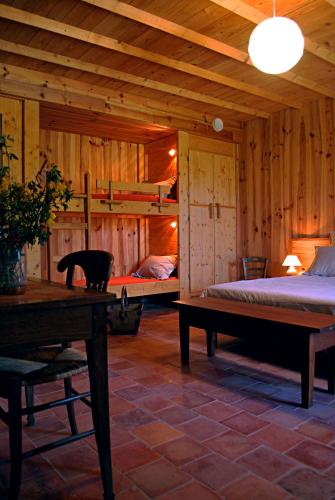 une chambre avec deux lits superposés et une table dans l'établissement Domaine de Provensol, à Venterol