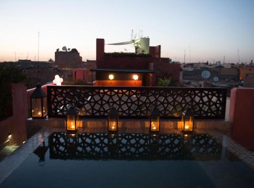 une piscine sur le toit d'une maison la nuit dans l'établissement P´tit Habibi, à Marrakech
