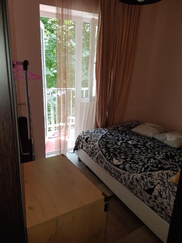 Un pat sau paturi într-o cameră la Apartment Ramaz