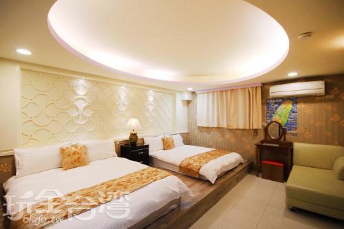 Habitación de hotel con 2 camas y sofá en Good Sleep B&B en Ruifang