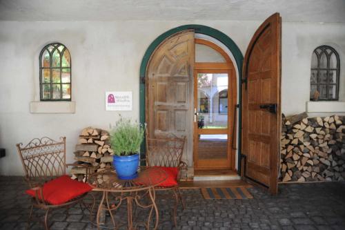 um quarto com uma porta, uma mesa e cadeiras em Weinloft Staufen em Staufen