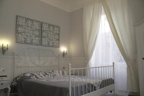 ラ・スペツィアにあるAppartamento Golfo della Luna 2の白いベッドルーム(ベッド1台、窓付)