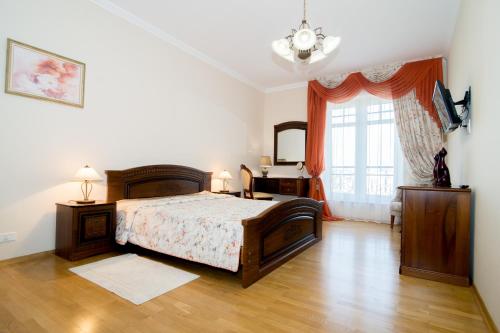 エッセントゥキにあるSanatoriy Dolina Narzanov Essentukiのベッドルーム1室(ベッド1台、大きな窓付)