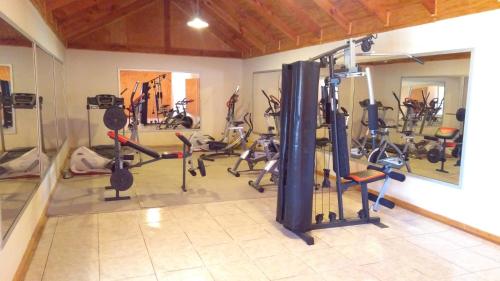un gimnasio con muchos equipos de ejercicio en una habitación en Hotel Punakora Aconcagua, en San Felipe