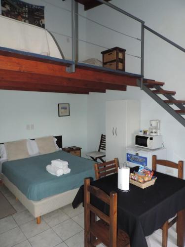 a room with a bed and a table with a tableablishthritisthritisthritisthritis at Casa Di Aqua Apart Hotel in Concordia
