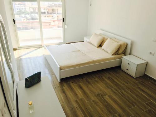 Posteľ alebo postele v izbe v ubytovaní Vita Mediterranea - Saranda Design Apartment