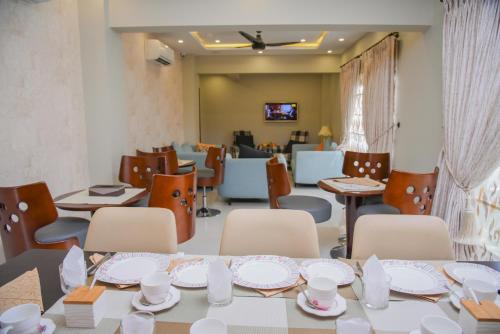 Afbeelding uit fotogalerij van Orchards Cottage Hotel in Karachi