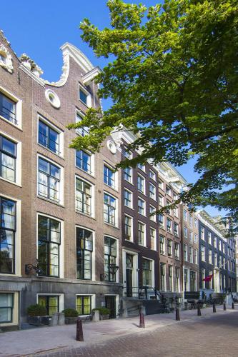 a large brick building with a lot of windows at Dutch Masters Short Stay Apartments in Amsterdam