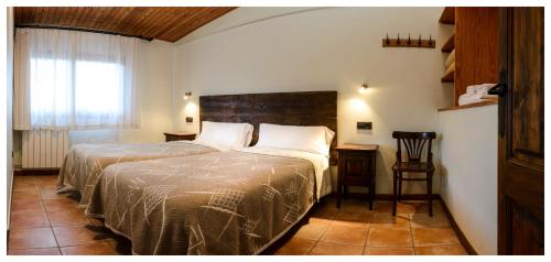 Els Masos d'en Coll في Llaviá: غرفة نوم بسرير كبير ونافذة