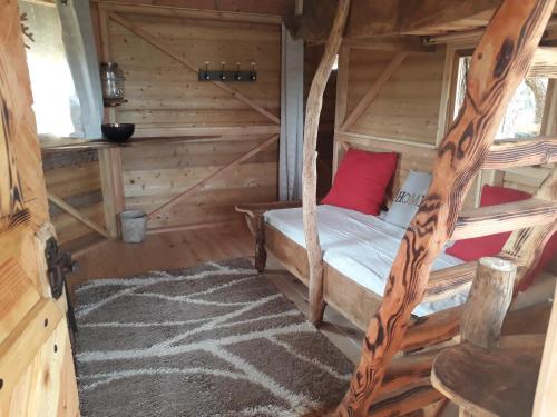 - une chambre avec 2 lits superposés dans une cabane en rondins dans l'établissement Relais du Haget, à Cravencères