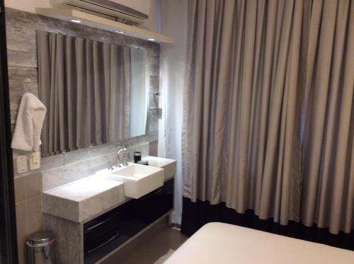 baño con lavabo y cortina de ducha en Condo Ipanema 503, en Río de Janeiro