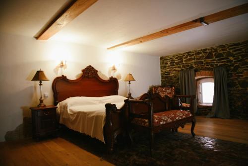 Un dormitorio con una cama grande y dos sillas. en Savoia Castle, en Škvorec