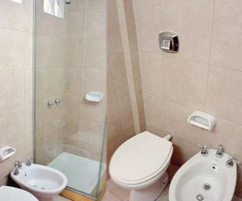 A bathroom at Juramento de Lealtad Townhouse Hotel