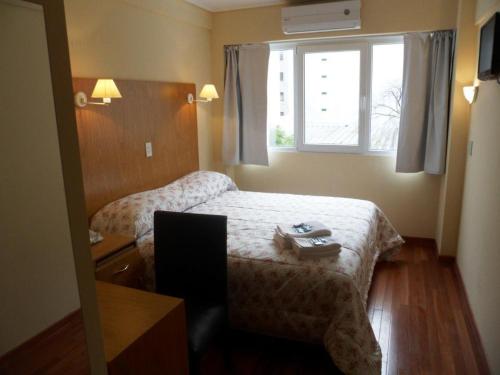 Juramento de Lealtad Townhouse Hotel tesisinde bir odada yatak veya yataklar