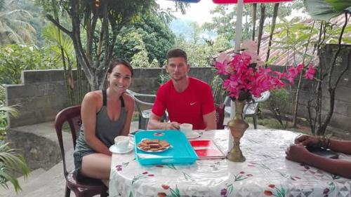 Ein Mann und eine Frau sitzen an einem Tisch in der Unterkunft J hostel kandy in Kandy