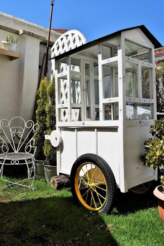 a small white car with windows on the grass at Casa Fusion Hotel Boutique in La Paz