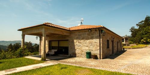 een klein stenen gebouw met een dak bij Quinta da Toural in Arcos de Valdevez