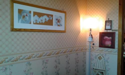 a room with a picture on the wall and a lamp at B&B Villa Milena in Ariano Irpino