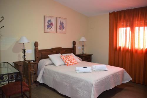 Un pat sau paturi într-o cameră la Casa Rural Casa Queta