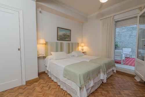 una camera da letto con un letto grande e una finestra di Casa en la Corredera Vejer con Terraza y Vistas Privilegiadas a Vejer de la Frontera