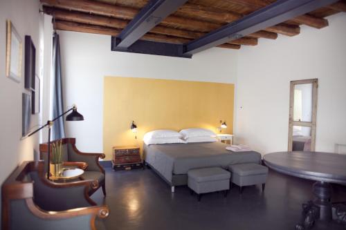 um quarto com uma cama e uma mesa num quarto em Pepita Lodge em Verona