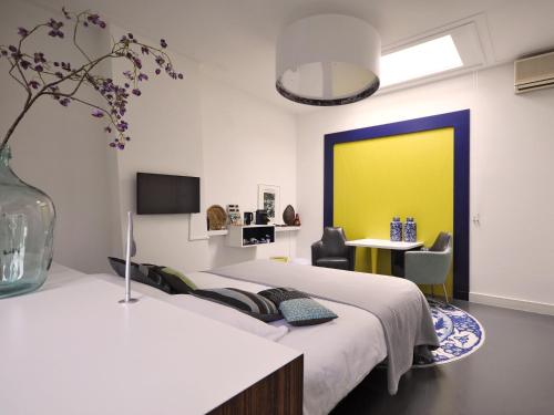 a bedroom with two beds and a yellow wall at Het Blauwe Uur in Nijmegen