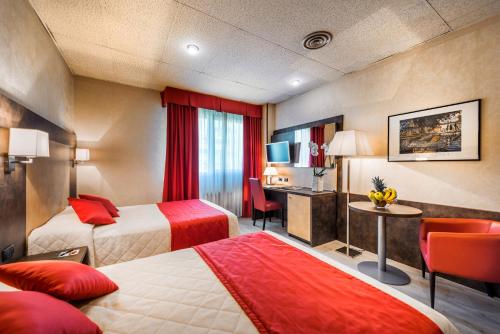Posteľ alebo postele v izbe v ubytovaní JR Hotels Bologna Amadeus