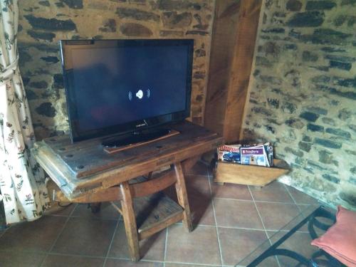 a television on a wooden table in a room at Los Arcos de Yanguas in Yanguas