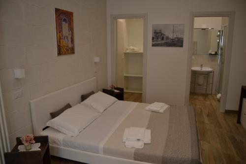 マテーラにあるDimora dell'Annunziataのベッドルーム1室(ベッド1台、タオル2枚付)