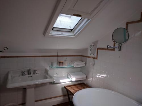 チェルヴェーテリにあるLa Locandinaのバスルーム(洗面台、トイレ付)、窓が備わります。