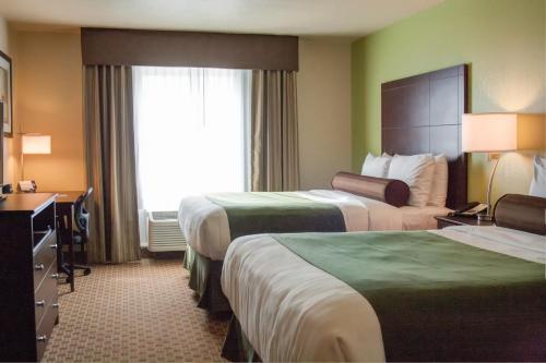 En eller flere senger på et rom på Cobblestone Hotel and Suites - Jefferson