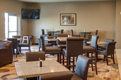 a restaurant with tables and chairs in a room at Cobblestone Hotel and Suites - Jefferson in Jefferson